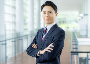 ビジネスプロフィール向けにレタッチした男性の宣材写真の例